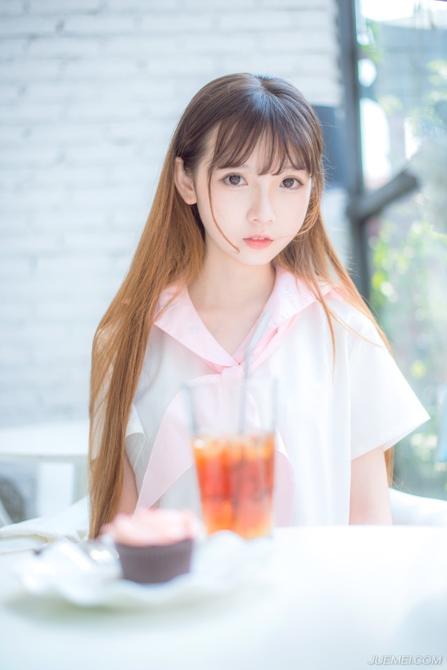 “下去吧，让人通知文和先生过来。”吕布靠在椅靠上，淡然道。